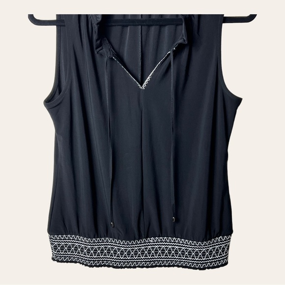 0758. WHITE HOUSE BLACK MARKET SLEEVELESS TOP SIZE SMALL BLACK/WHITE - Picture 7 of 12